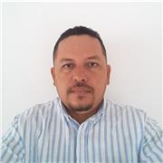 Profesor de matemáticas imparte clases a jóvenes de bachillerato